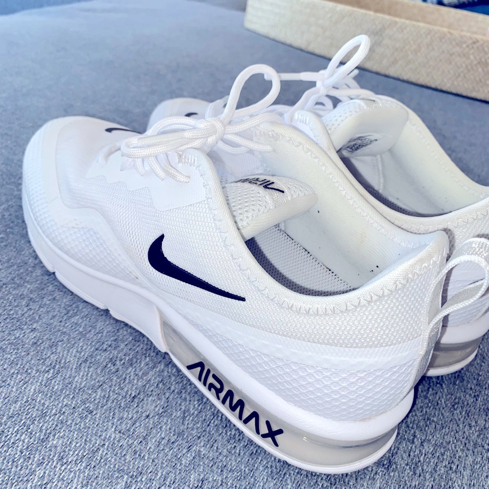 Women’s Nike AIRMAX size 11.5 or Mens 9.5